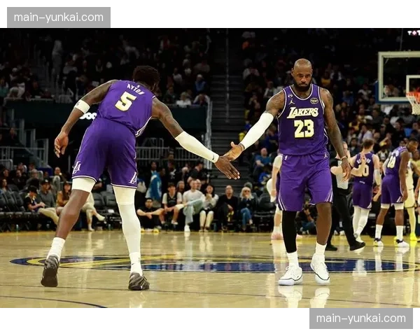 湖人客场7分险胜火箭 系列赛大比分2-0占据绝对优势